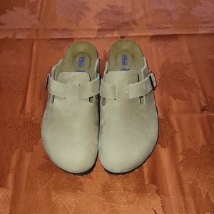 NIB Boston leather clogs